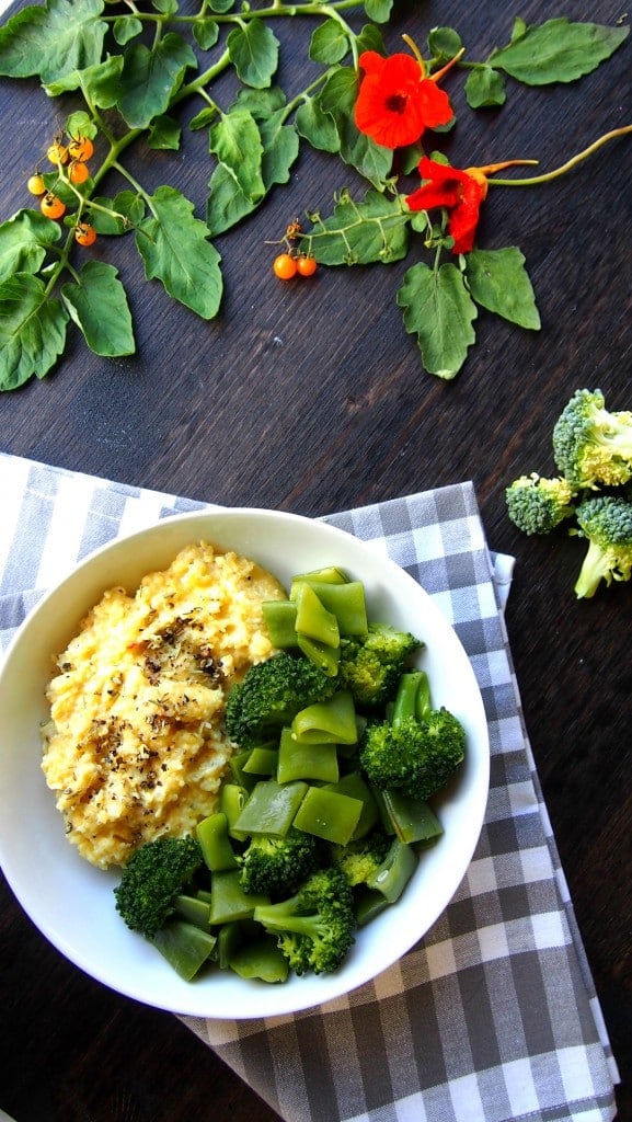  Cremepolenta mit grünem Gemüse (Brokkoli und grünen Bohnen)