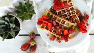 Joghurt Waffeln mit Erdbeeren und Granatapfelkernen gesund