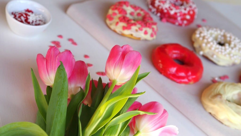 gesunde Donuts zum Verlieben mit rosa Himbeerglasur und Zuckerherzen